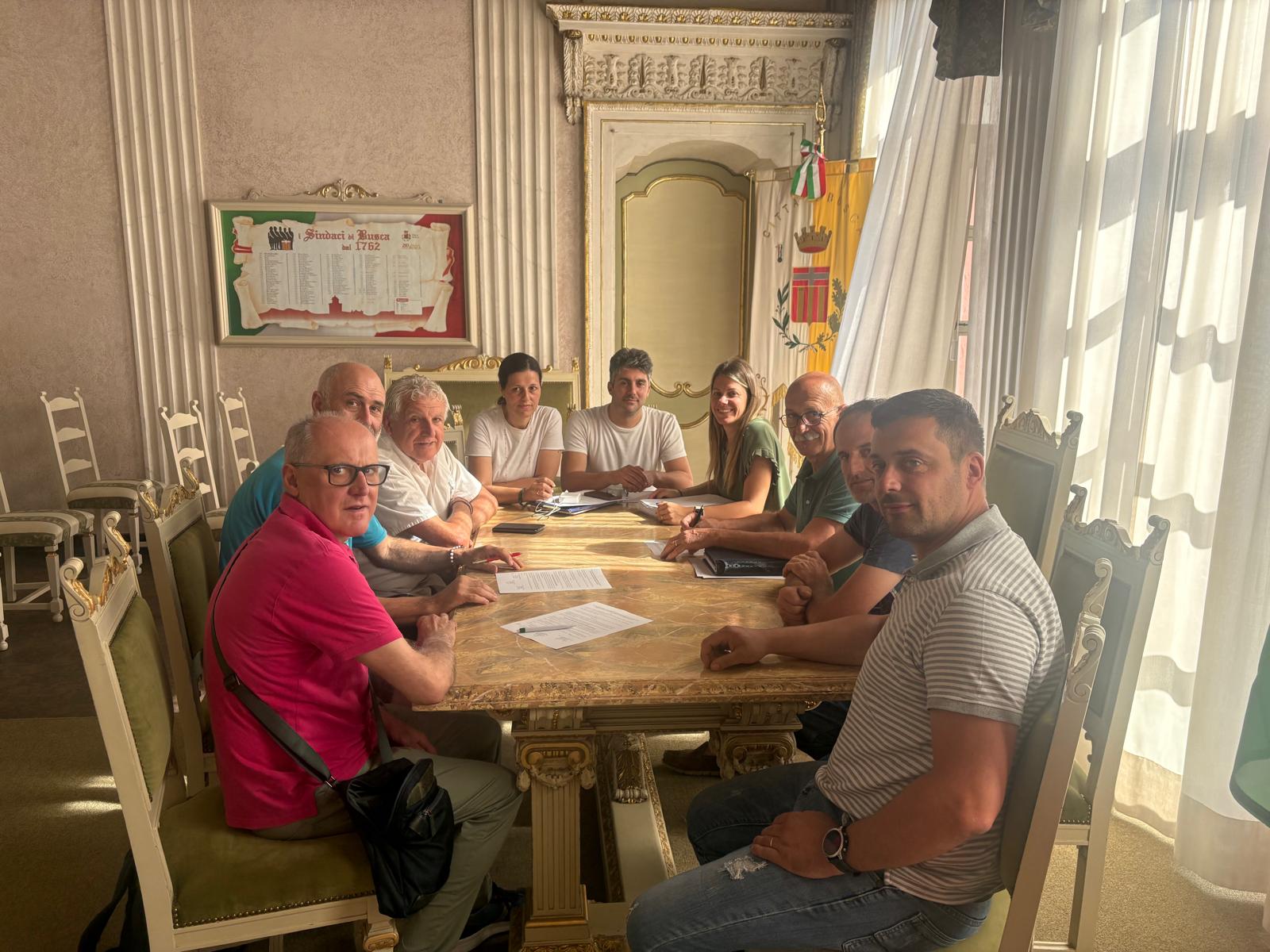 Firma della convenzione nel Palazzo del Municipio, a partire da destra: l'assessore Bruno Olivero, il prosindaco del Municipio di Valmala Andrea Picco, il Sindaco Ezio Donadio, la vice-sindaca Beatrice Aimar, gli assessori Giovanni Cismondi e Lucia Rosso, il consigliere Gianpiero Marino della CRI Busca Gianpiero Marino, i presidenti dei Comitati della Croce Rossa di Busca e Melle Sergio Fino ed Enrico Giubergia.